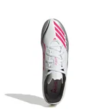 Championes de fútbol Adidas modelo F50 Messi Club, diseñados para terreno firme y césped artificial. Presentan una capellada sintética en color blanco con detalles en plateado, negro y fucsia, incluyendo el logo de Messi en el lateral y las icónicas tres tiras de la marca.