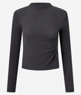 Blusa gris oscuro texturizada de poliéster y elastano, con cuello alto, mangas largas y detalle de fruncido lateral.
