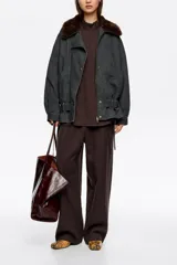 Pantalón jogger marrón de corte recto y tobillero, con tiro bajo, bolsillos alforja y cintura ajustable con cordón.