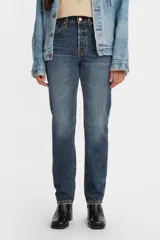 Pantalón de jean azul de corte recto, tiro alto y confeccionado en denim 100% algodón.