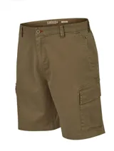Bermuda cargo de color verde militar, con bolsillos laterales con solapa, bolsillos delanteros y traseros, confeccionada con tecnología Natural Flex para mayor comodidad y libertad de movimiento.