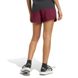 Short de running Adidas color bordó, de diseño ultraliviano con cintura elástica ancha y logo reflectivo en el lateral.