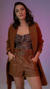 Crop top de tul con estampado de leopardo, escote recto y breteles finos.