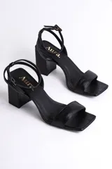 Sandalias plateadas de cuero con pulsera al tobillo y tacón cuadrado.