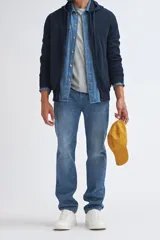 Cardigan de punto azul marino con capucha, cierre frontal y diseño de textura acanalada en las mangas.