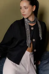 Bomber de corte corto y silueta relajada, confeccionada en paño de lana con cashmere. Presenta cuello redondo, cierre frontal con botones y mangas con puños elásticos.