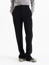 Pantalón de corte recto confeccionado en twill, con bolsillos diagonales en el frente y bolsillos ojal en la parte trasera. Presenta un detalle de pasador metálico en una de las presillas de la cintura.