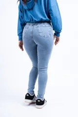 Pantalón de jean chupín de tiro alto color celeste.