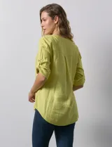 Blusa color verde claro de lino marca Cupio, con cuello a la base, escote en V y abertura con botones. Tiene un bolsillo en la parte delantera y mangas 3/4 regulables con presilla y botón.