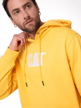 Buzo canguro amarillo de felpa con capucha y cordones de ajuste, bolsillo tipo canguro frontal, puños y dobladillo acanalados, y logotipo de CAT bordado en blanco en el pecho.