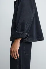 Cazadora de denim de algodón con efecto lavado, cuello solapa, manga larga y cierre frontal con cremallera oculta por solapa con botones a presión. Presenta bolsillos de plastrón con solapa en el delantero.