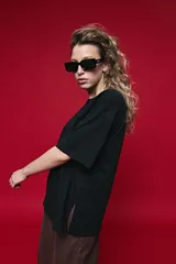 Remera de algodón con corte boxy fit, silueta amplia, hombros caídos y aberturas laterales.