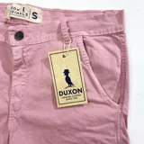 Bermuda de vestir color salmón con bolsillos laterales y traseros.