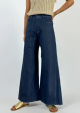 Pantalón de jean de tiro alto, corte palazzo y acabado laminado dorado.