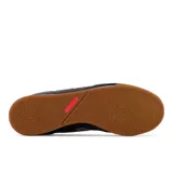 Championes de fútbol New Balance modelo 442 V2 Team, color negro con detalles en blanco y rosa. Presentan un empeine de cuero con costuras reforzadas, puntera de gamuza y suela de goma color caramelo diseñada para césped artificial o asfalto.