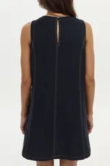 Vestido corto de silueta en A y sin mangas, color azul oscuro, con cortes verticales y costuras pespunteadas a contratono en color claro.