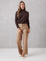 Pantalon de corte wide leg y tiro alto, con cintura estructurada, pasadores para cinturon y cierre frontal con gancho. Presenta bolsillos laterales de ojal y bolsillos traseros simulados, confeccionado en un tejido con caida fluida.