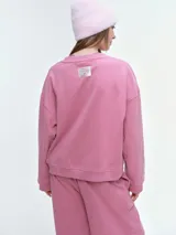 Buzo de cuello redondo y manga larga, con diseño oversize y corte relajado. Presenta puños y ruedo acanalados, confeccionado en tejido de textura suave.