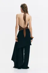 Top halter marrón de punto elástico con escote drapeado, tiras anchas para atar al cuello y ajuste en la parte posterior del bajo.