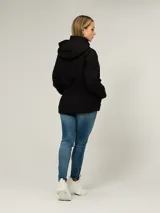 Campera ligera acolchada de corte entallado, con cuello alto, capucha ajustable y cierre frontal de cremallera. Presenta diseño de costuras en V, bolsillos laterales con cierre y logo de la marca en el pecho.