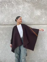 Ruana marrón con detalle de una franja horizontal color camel en la manga.