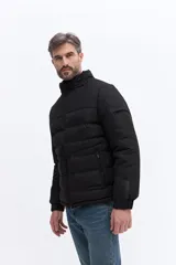 Campera puffer de nylon con diseño matelaseado, cuello alto y cierre frontal. Presenta un corte regular, bolsillos laterales con cierre y logo bordado en el pecho.