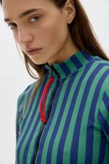 Lycra ajustada de manga larga, con cierre doble en la parte delantera y protección UV Factor 50.