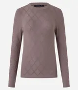 Suéter de punto color marrón, con cuello redondo, manga larga y textura geométrica de losângos.