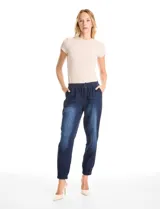 Pantalón tipo jogger de denim azul con efecto lavado. Presenta cintura elástica con cordón ajustable, bolsillos laterales y traseros, y puños elásticos en los tobillos.