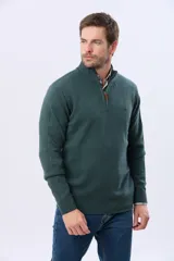 Buzo tejido de lana con cuello alto y medio cierre metálico frontal. Presenta puños y ruedo acanalados, con logo bordado en el pecho.