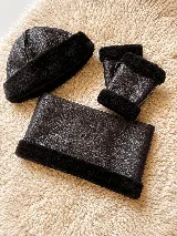 Gorro de cuero marrón oscuro con bordes y vuelta de corderito negro.