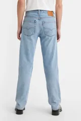 Pantalón de jean celeste de corte recto, con tiro medio y cierre de botones.