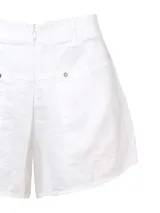 Short blanco de lino org%c3%a1nico, de talle alto y calce holgado, con bolsillos laterales y detalles de tachas met%c3%a1licas.