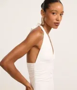 Vestido corto blanco de microfibra, con escote halter y espalda descubierta.