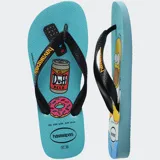 Ojotas Havaianas con base celeste y tiras negras. La plantilla izquierda presenta un estampado de una lata de Duff Beer, un control remoto y una dona rosa. La plantilla derecha presenta un estampado de Homer Simpson.