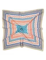 Pañuelo cuadrado de satén con estampado geométrico y floral en tonos turquesa, naranja, azul y beige.