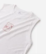 Musculosa blanca de algodón, de corte comfort y cuello redondo. Presenta un estampado localizado en el pecho con un diseño de palmeras y un atardecer en tonos rosados y naranjas.