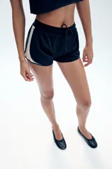 Short de tiro medio confeccionado en algodón, con cintura elástica ajustable mediante cordón y diseño combinado con laterales en color contrastante.