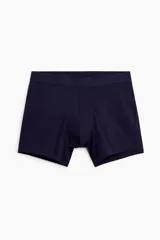 Pack de tres calzoncillos tipo trunk en punto elástico color azul marino, con costuras planas, cintura elástica y parte delantera forrada.