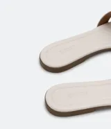 Sandalias planas color verde militar, con puntera cuadrada y dos tiras horizontales en la parte delantera.