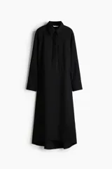 Vestido midi negro con cuello camisero y tapeta con botones ocultos, de mangas largas raglán con puños anchos y costura fruncida en la cadera con falda de vuelo leve.