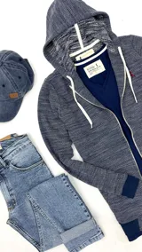 Canguro con capucha azul marino con textura rústica, cordones blancos y logo bordado rojo en el pecho. Tiene puños y cintura acanalados en azul oscuro.