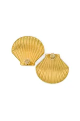 Par de aros dorados con forma de concha marina.