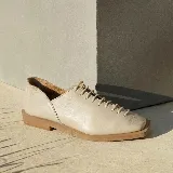 Zapato de cuero color marrón oscuro, con cordones frontales y suela de goma.