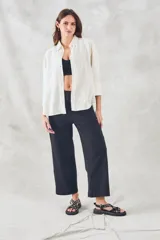 Pantalón color ladrillo de corte ancho, con cintura elastizada y bolsillos laterales.