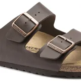 Sandalias Birkenstock modelo Arizona con dos correas ajustables con hebillas metálicas. Presentan una plantilla anatómica de corcho y ante, con suela de EVA y material superior Birko-Flor en color marrón oscuro.