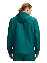 Campera deportiva con capucha de la marca Under Armour, confeccionada en tejido técnico elástico con tecnología repelente al agua. Presenta cierre frontal completo, bolsillos laterales con cremallera y logo de la marca en el pecho.