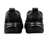 Championes Lacoste Audyssor color negro, con capellada de cuero y detalles en gamuza. Suela gruesa con diseño geométrico.