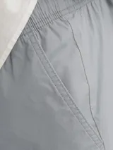 Short de sarga con calce relajado, color gris, con cintura elástica y cordón de ajuste.