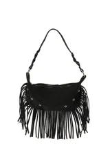 Cartera estilo bandolera de color negro, confeccionada en material símil gamuza con flecos largos colgantes y detalles de arandelas metálicas plateadas. Cuenta con una correa trenzada para el hombro y cierre superior.